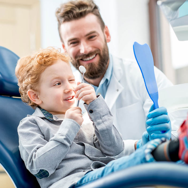 dentista en úbeda con un paciente niño