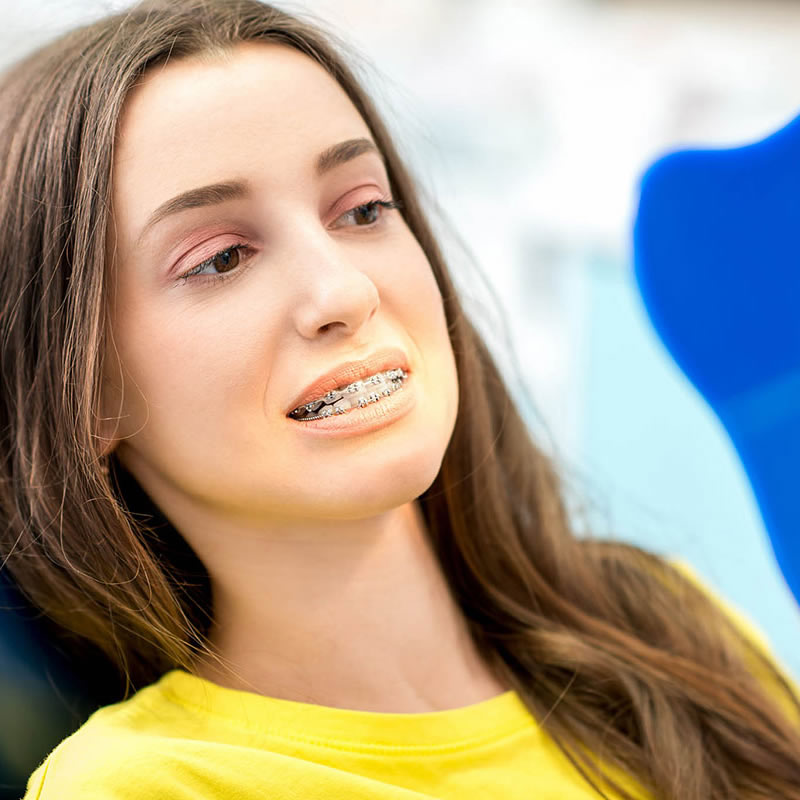 mujer con ortodoncia metálica en nuestra cínica dental de úbeda