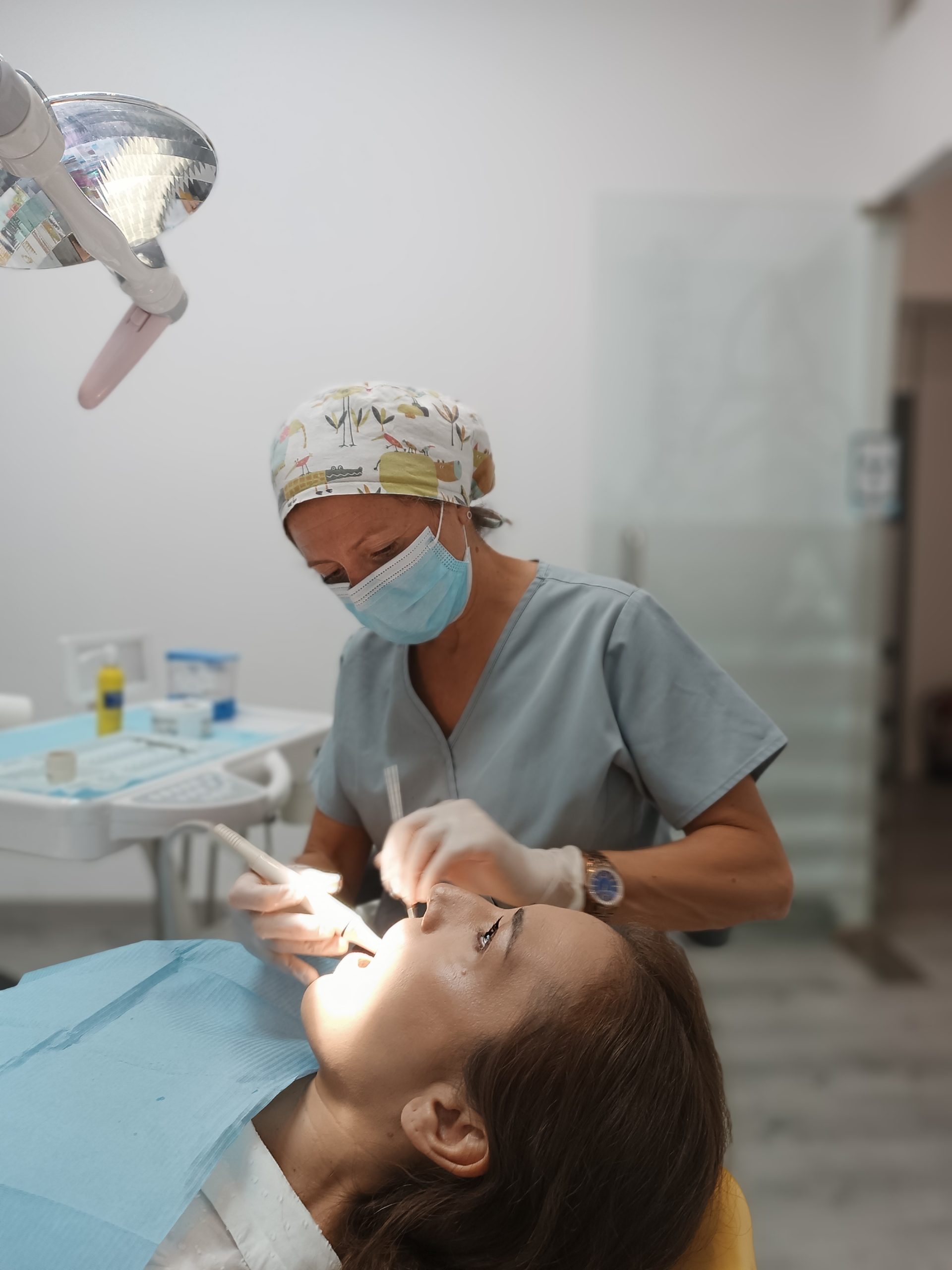 equipo dentista de Propiodent en Jaén haciendo tratamiento dental