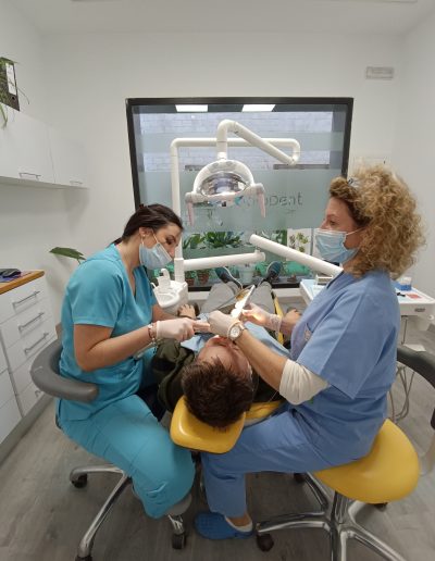 equipo de dentistas en Jaén haciendo ortodoncia